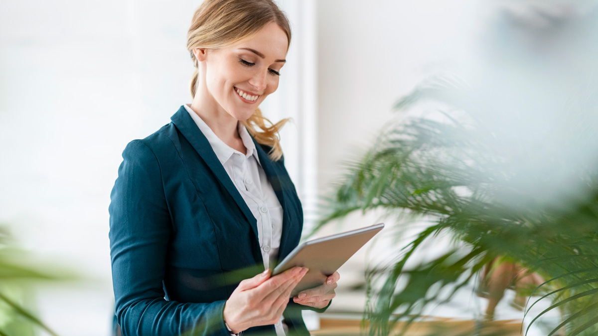 Frau im Büro mit Tablet