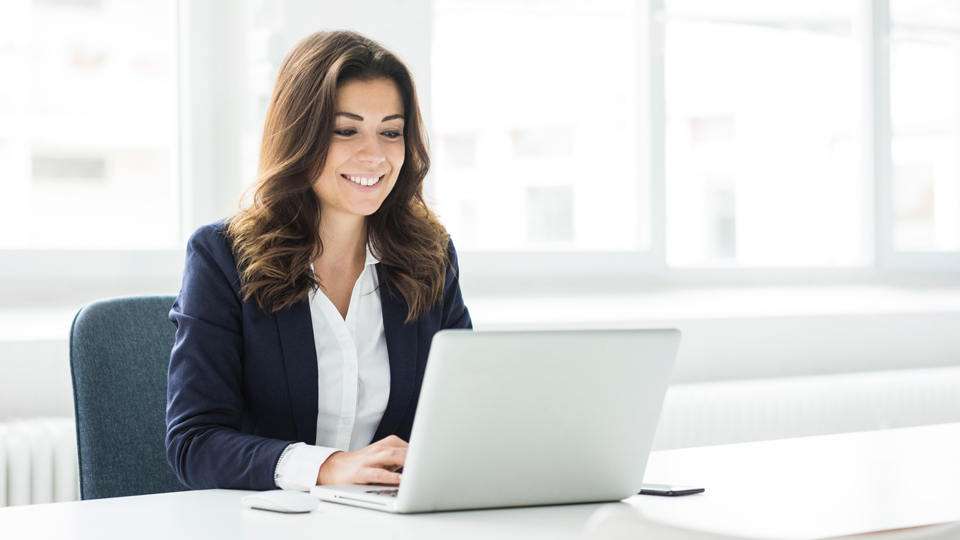 Frau arbeitet am Laptop