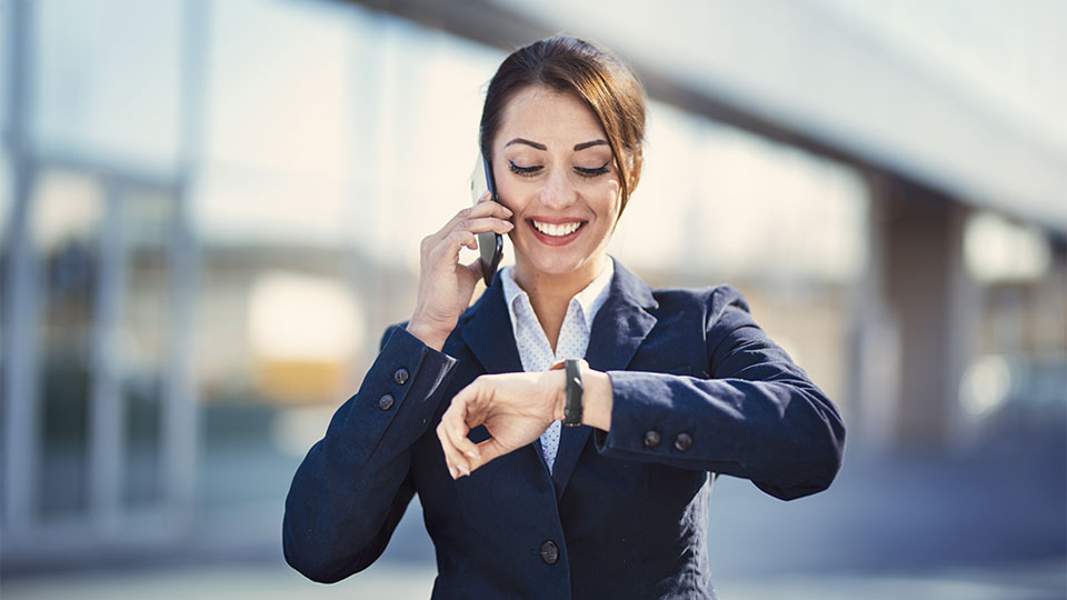 Business Frau blickt auf ihre Uhr