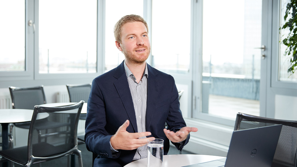 Felix Forster, Head of Sustainability bei Fabasoft, am Tisch sitzend beim Interview